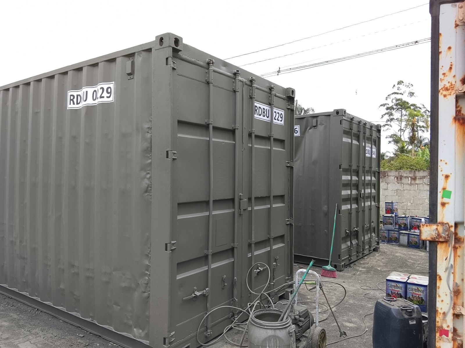Detalhes da pintura nas portas e laterais dos containers