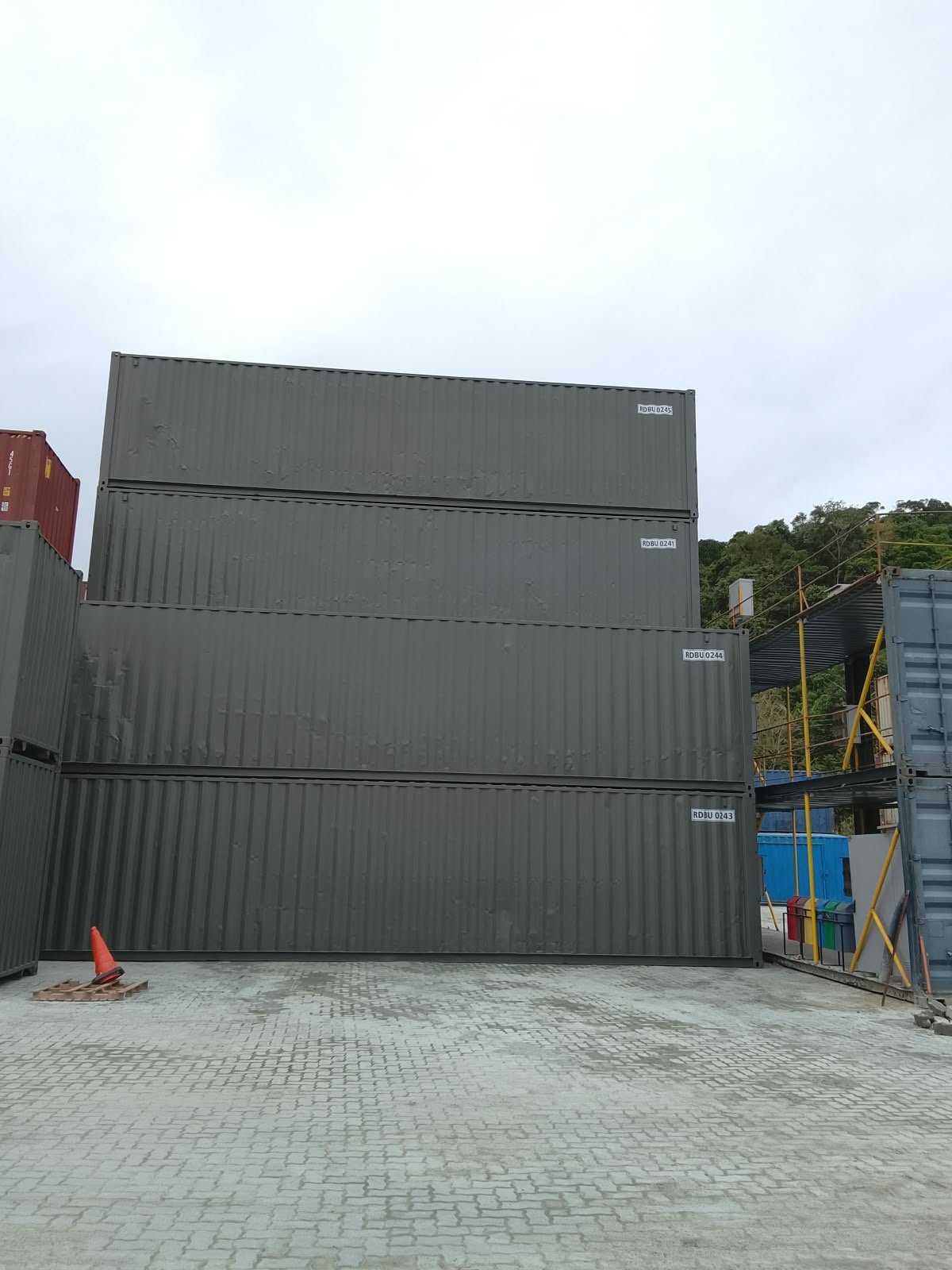 Containers empilhados com pintura cinza