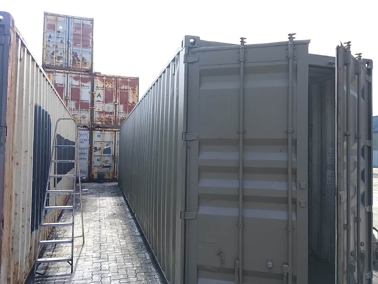 Container com pintura revitalizada